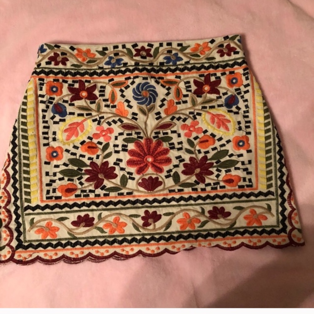 AKIRA Embroidered Pattern Skirt🌺